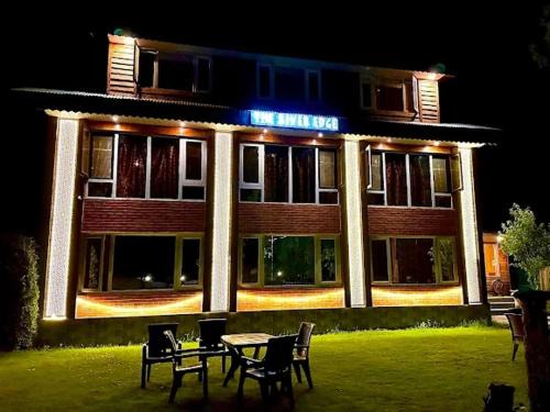 Laripora Hotel | The River Edge