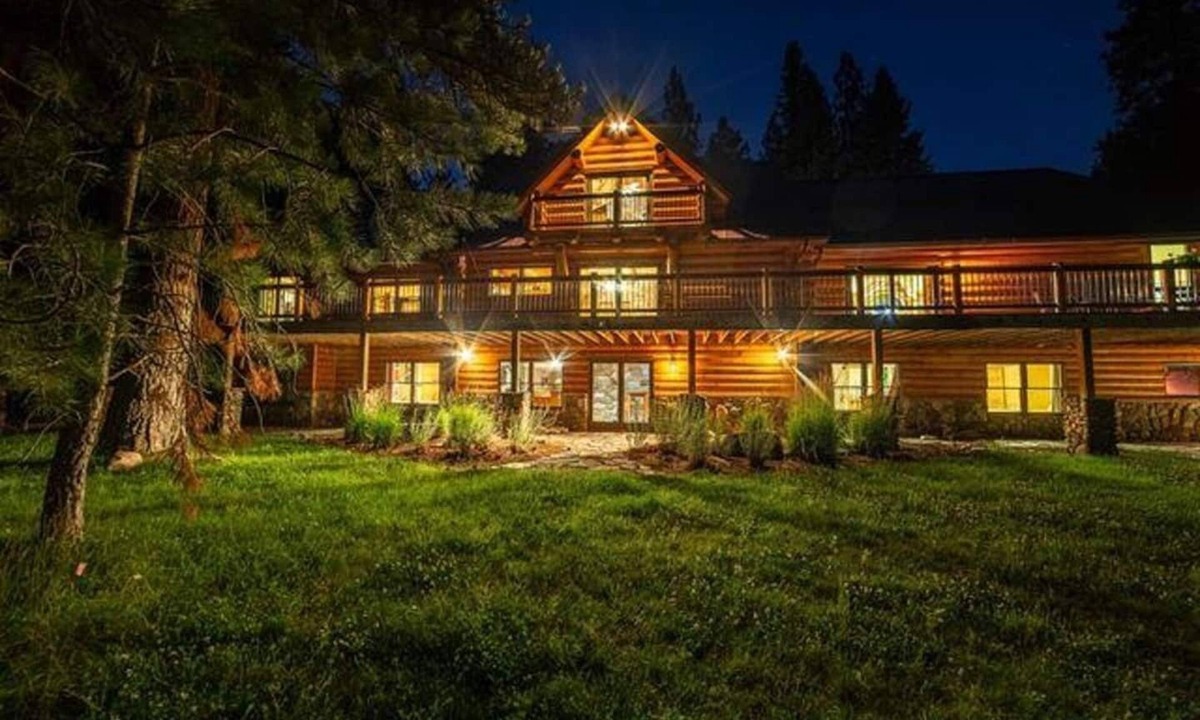 Greenough House | The Riverfront Lodge on the Blackfoot - Private beach!