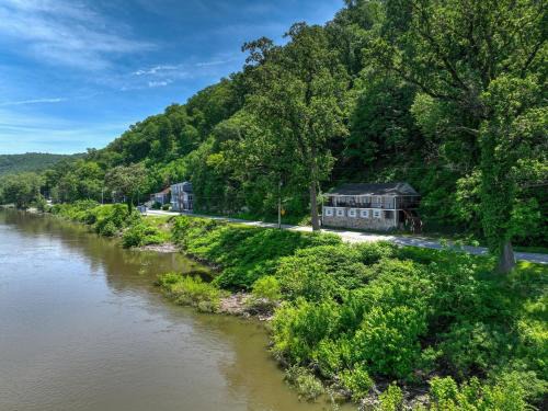 Salunga House | The Riverfront Serenity Lodge