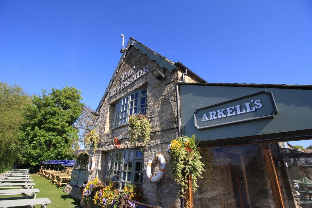 Lechlade Hotel | The Riverside