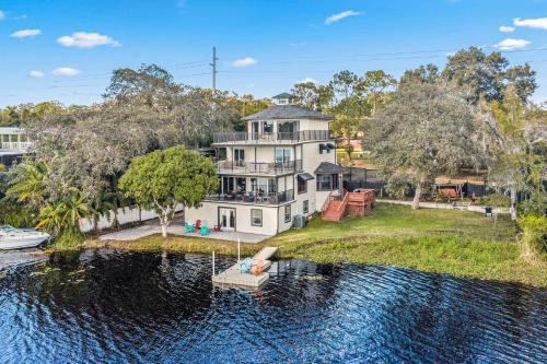 Temple Crest House | The Roller Coaster River Retreat