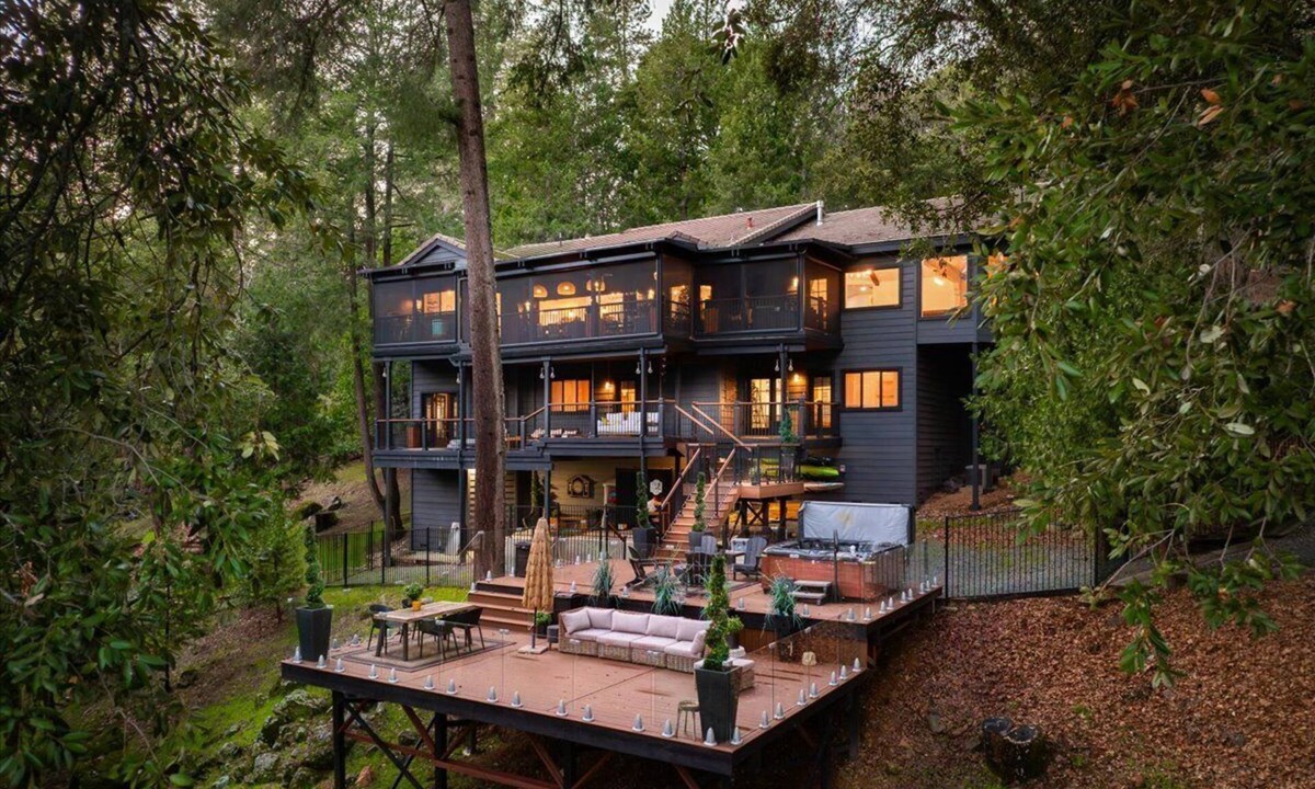 Cedar Ridge House | The Rollins Cove Retreat - Luxury Lakefront for unforgettable getaways.