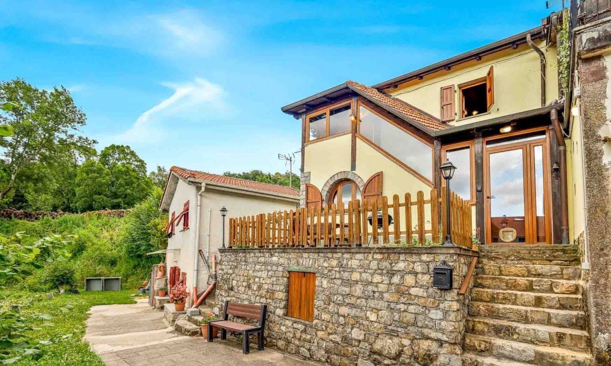 Zignago House | The Rustico di Zignago, located in the picturesque area of ​Debbio, offers a unique experience that seems to transport you to another era.This rustic house is the ideal refuge for those seeking tranquility and authenticity.Ground Floor:Living Room w