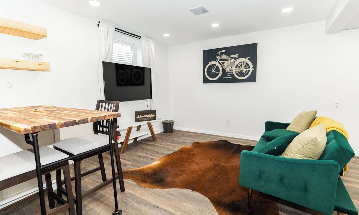 Saskatoon House | The Scholar's Retreat - 2 Minute Drive to the River Walking Paths or University!