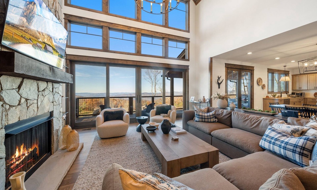 Banner Elk Cabin | The Screaming Eagle at Eagles Nest - hot tub, views, pool table, fire pit
