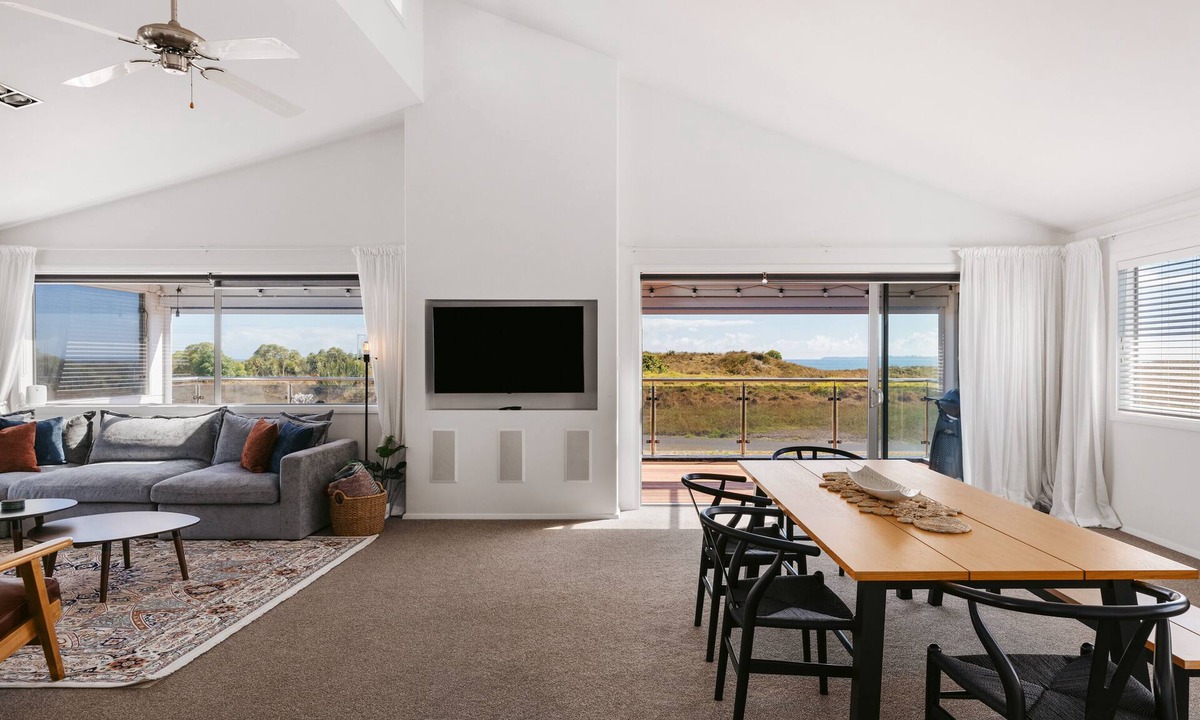 Papamoa Beach House | The Shore Break - Beachfront Luxury in Papamoa – Spacious 3-Bedroom Home with Panoramic Ocean Views, Large Balcony, Gourmet Kitchen, Double Garage, and Steps from the Sand