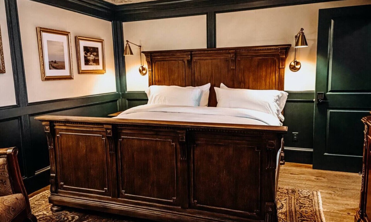 Tomahawk Hotel | The Sofia King Suite - Bootleggers Lodge on Lake Nokomis