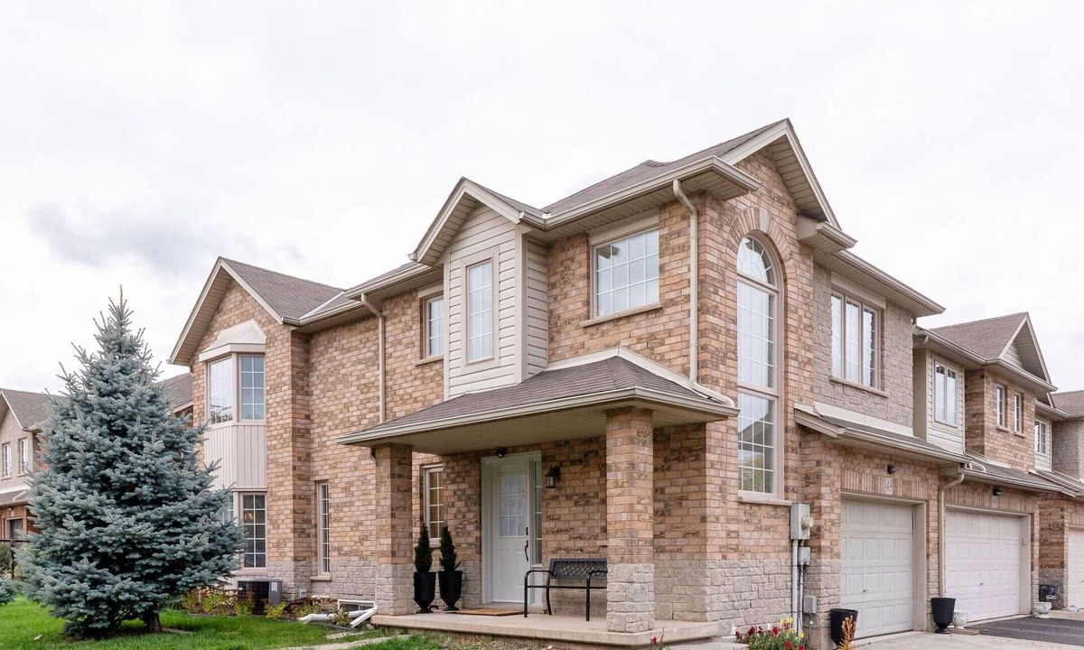 Grimsby House | The space, privacy, and comfort of a true home away from home in Niagara area.