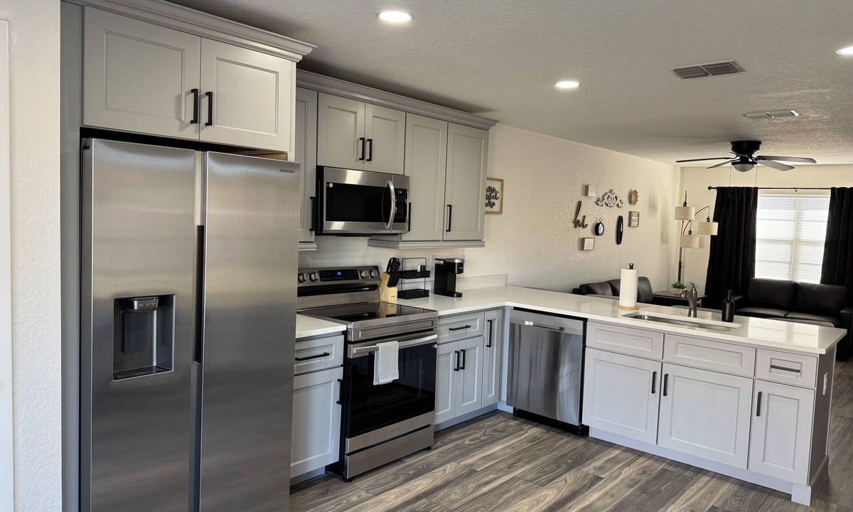 Spring Hill Apartment | The Spring Hill Stay- Modern 2 bed 1 bath duplex apartment