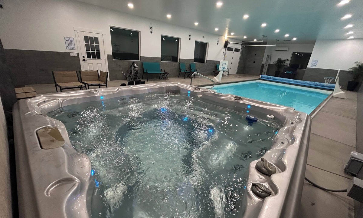 Kennewick House | The Staycation With Indoor Pool & Hot Tub, Sleeps 16.