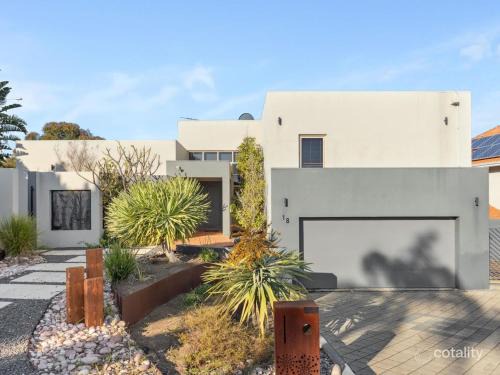 Dianella Apartment | The Studio on Barberry with a Pool