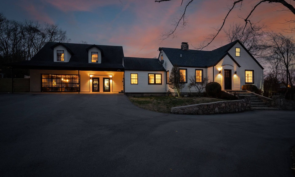 Nolensville House | The Suite Retreat With Large Lounge Space
