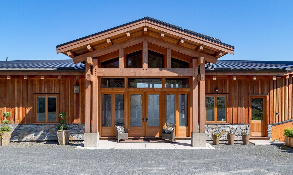 Malahat Apartment | The Summit Room suite – Breathtaking Fjord View at the Summit House.
