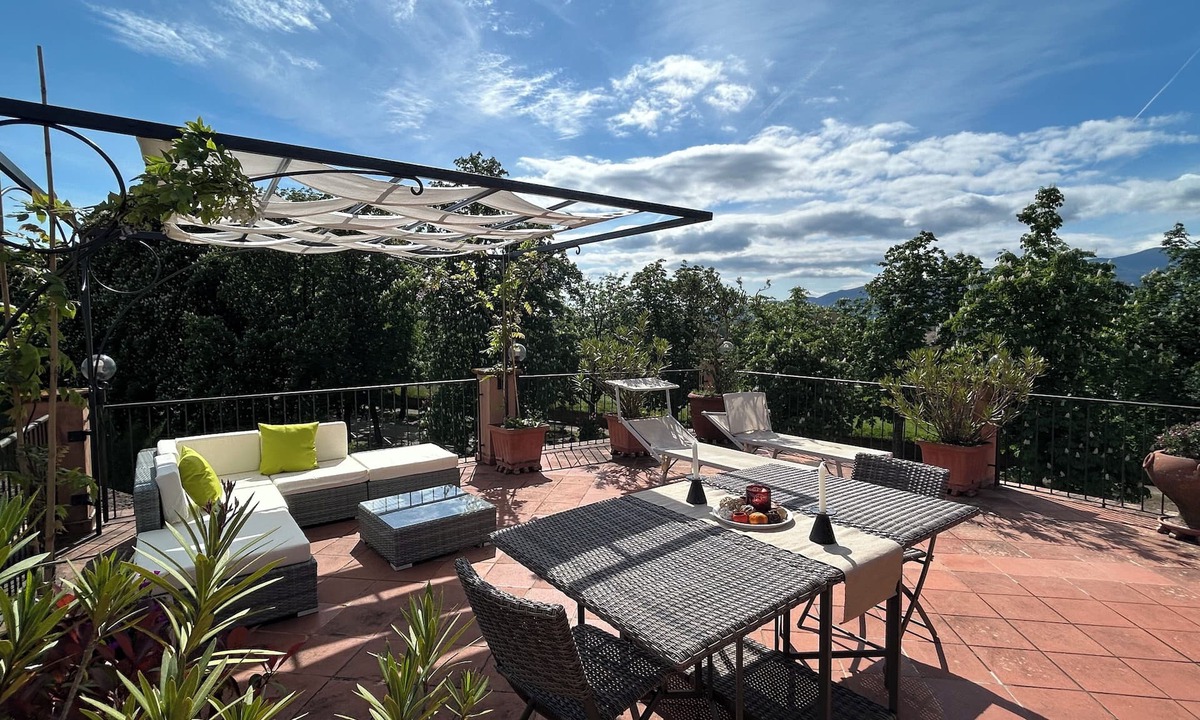 Lucca Historical Center House | THE TERRACE BETWEEN THE TOWERS