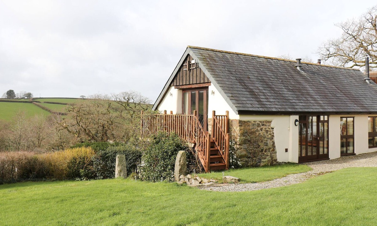 Sticklepath Cottage | THE THRESHING BARN, romantic, with pool in Okehampton