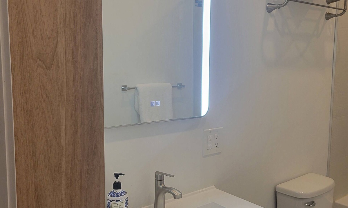 Langford House | The Tree Nest - Modern private suite 5 minutes to golfing, lakes and amenities
