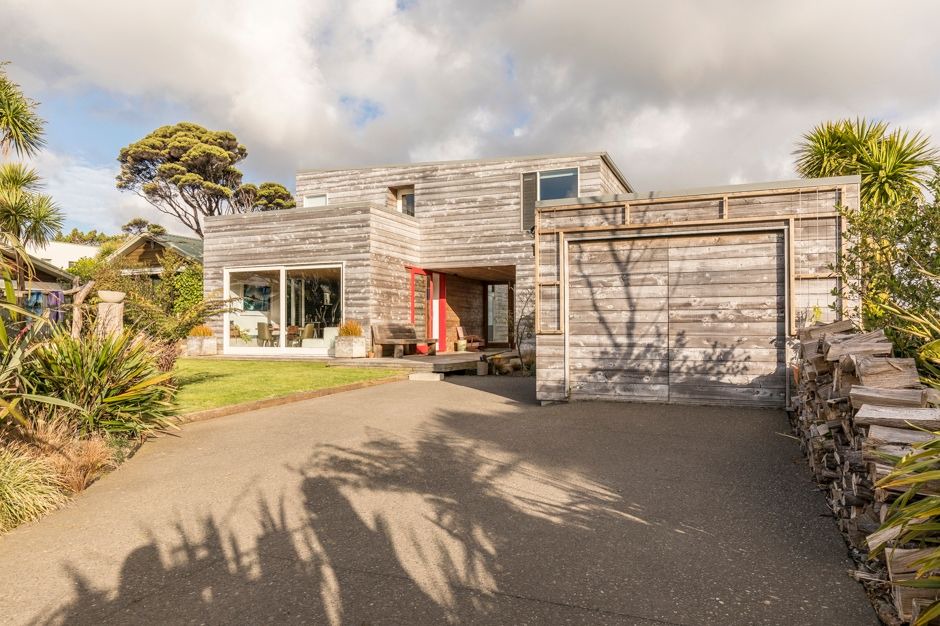 New Lynn House | The Treehouse Piha- Architecturally designed home