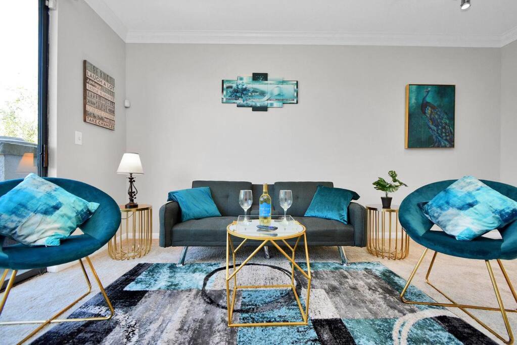 Braeswood Place Apartment | The Turquoise Suite