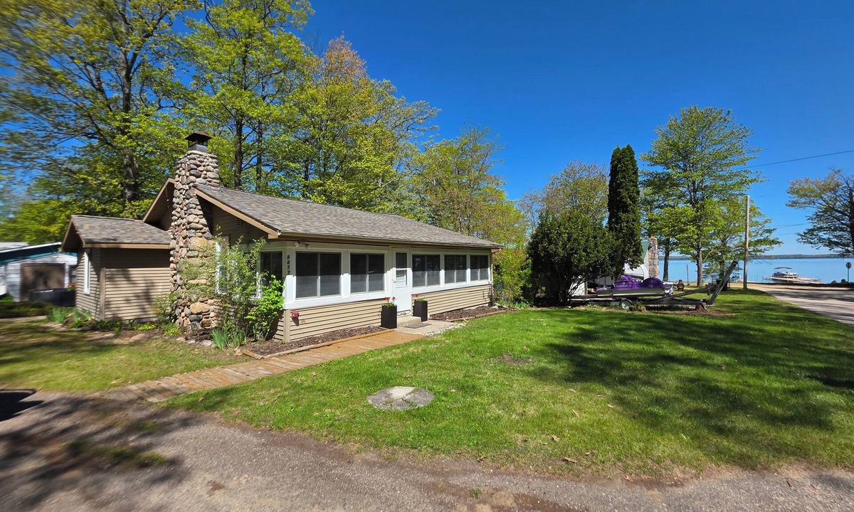 Higgins Lake Cottage | The ultimate lakefront escape right on the shores of beautiful Higgins Lake!