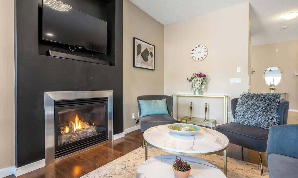 Southeast Calgary House | The Venti - 3BD 2BA Yard Garage & Upper Suite