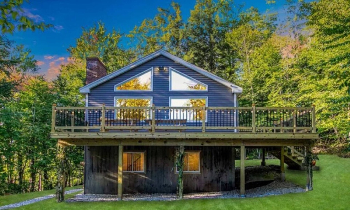 Stratton and Bromley Ski Areas Ski Chalet | The Vermont Hideaway. Cozy up in this newly remodeled chalet.