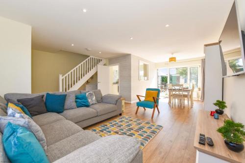 Rustington House | The Waves by inspirestays-com