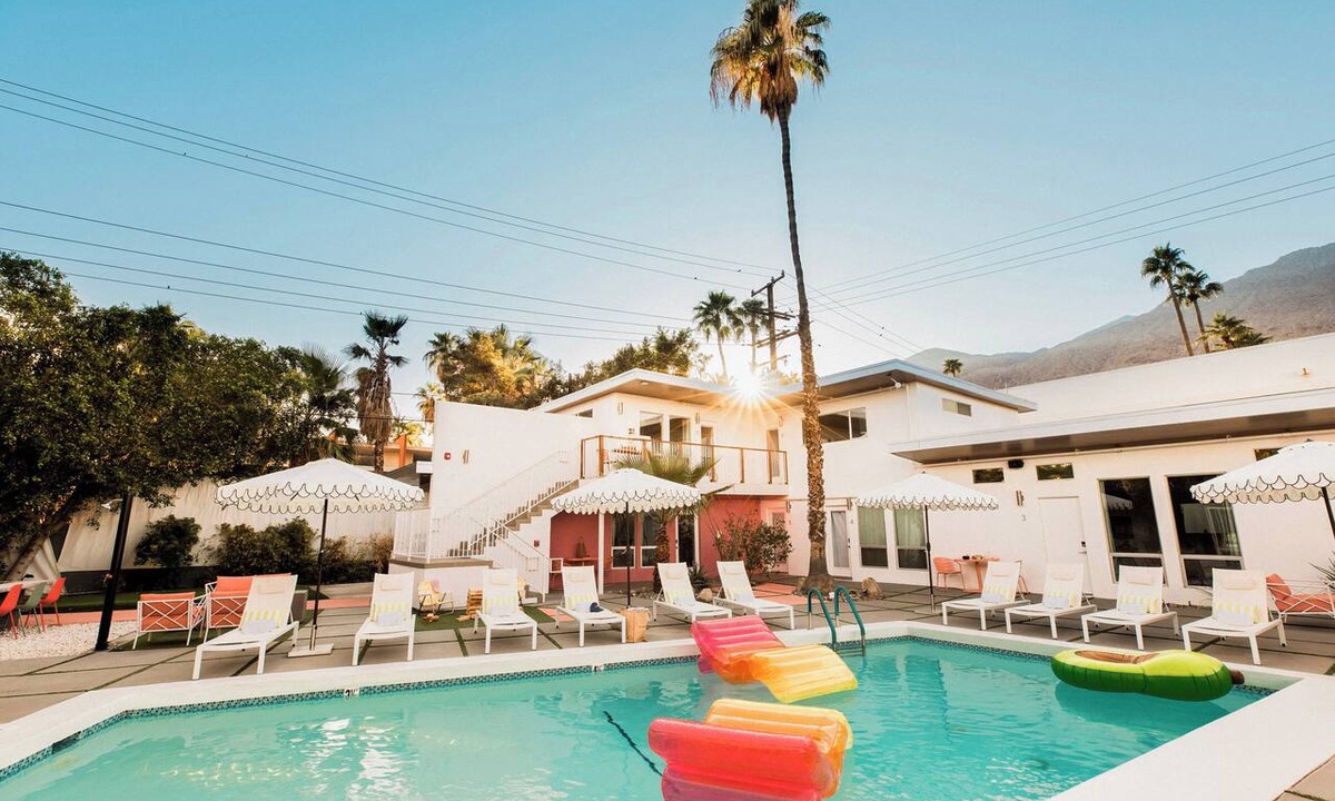 Tahquitz River Estates Hotel | The Wesley by AvantStay | Communal Pool + Hot Tub + Kitchenette | Walk to Dining