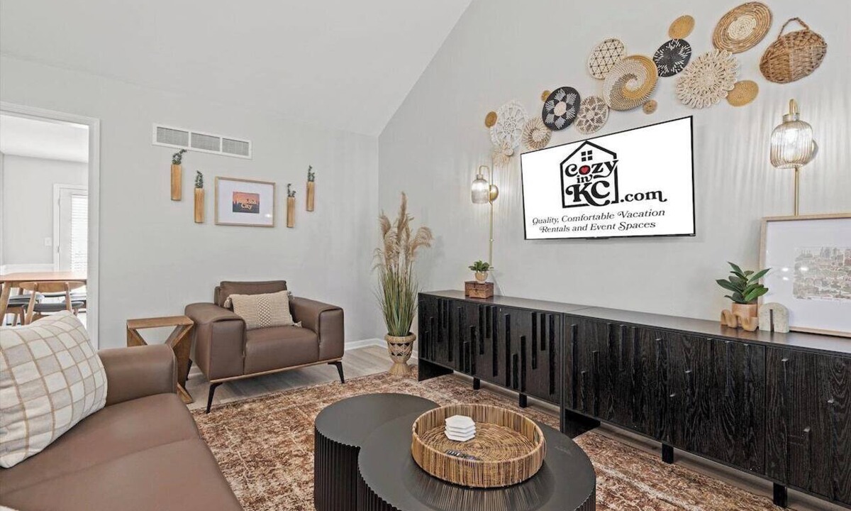 West Plaza Apartment | The Westwood Escape – Sleeps 6, Walk to Park & Plaza!
