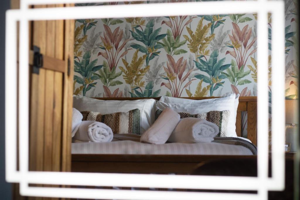 Bingham Hotel | The Wheatsheaf Pub, Kitchen & Rooms