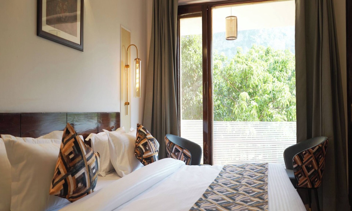 Garjia Hotel | The Whispering Oaks Corbett