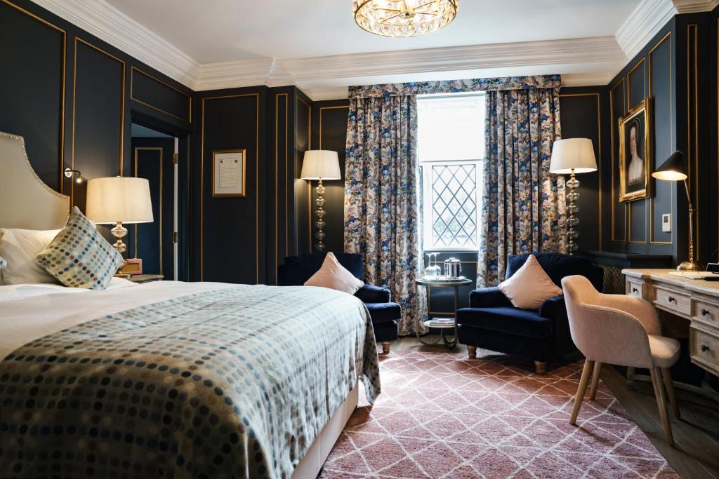 Hampton Wick Hotel | The White Hart Hotel