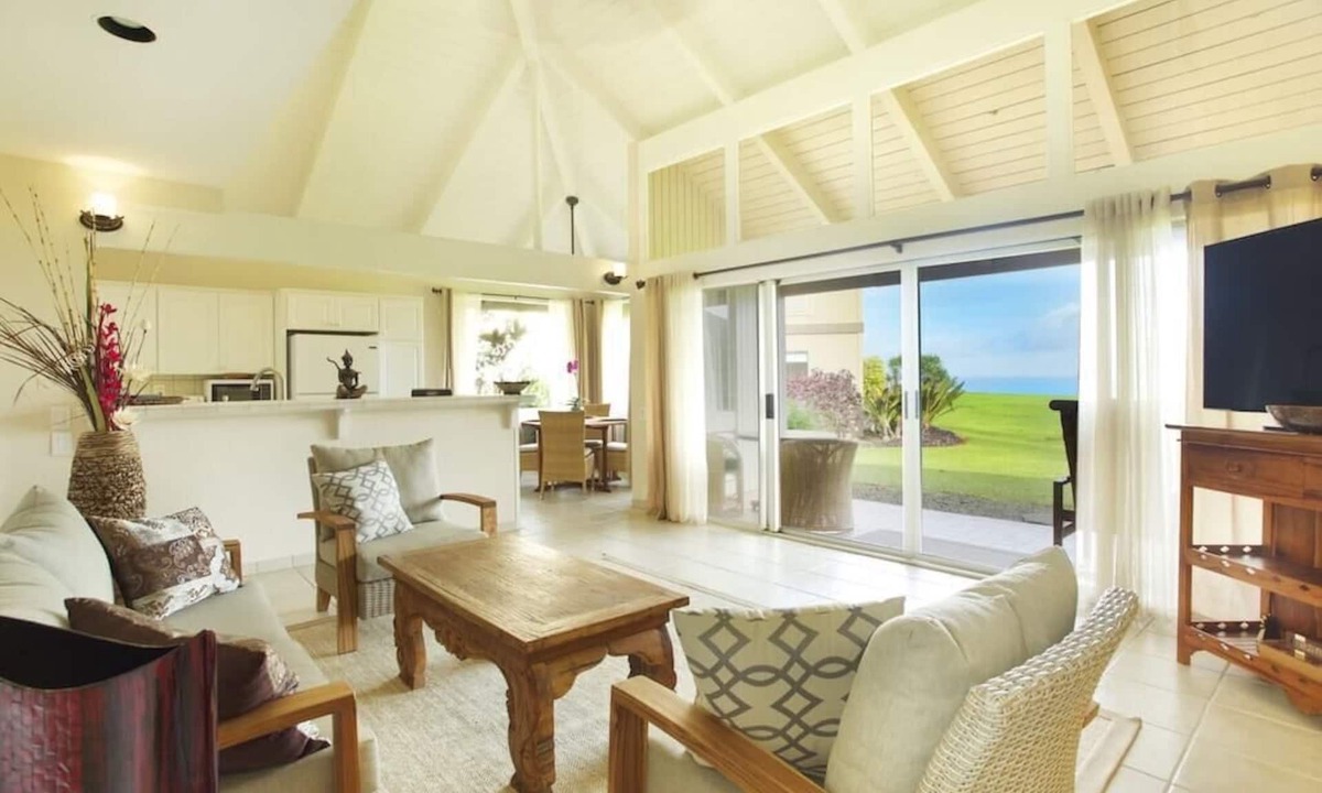 Princeville House | The White Lotus Oceanfront Hale