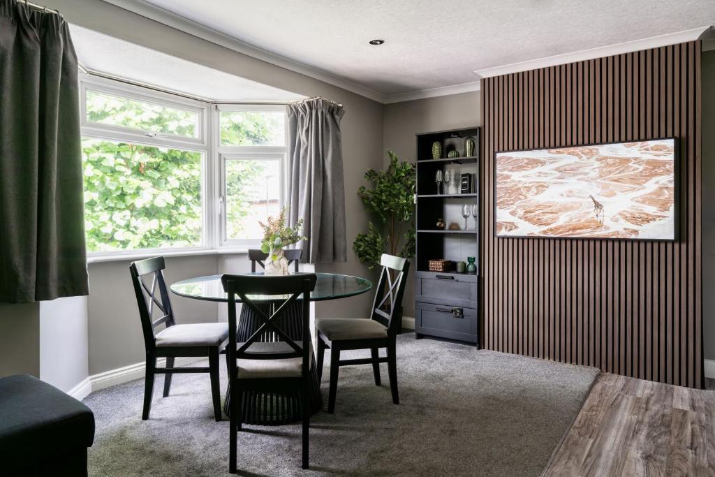 Oadby Apartment | The Willow, Stylish & Central Home with Parking