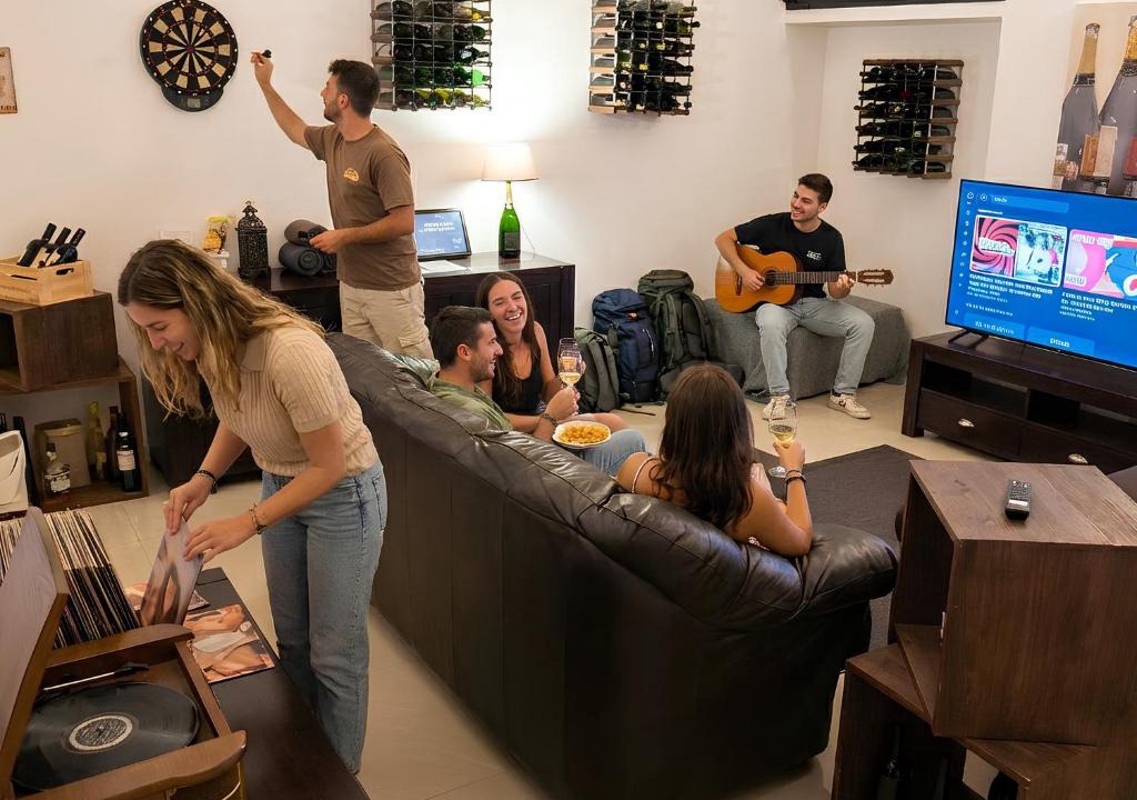 Abbadesse Apartment | The Wine Cave, Cool & Spacious 2BR, Steps from Milano Centrale, ideal for large groups and families