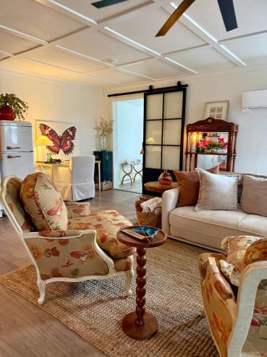 Eureka Springs House | The Wing - luxurious king suite tiny studio home!