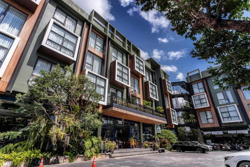 Surin Hotel | THE WOOD