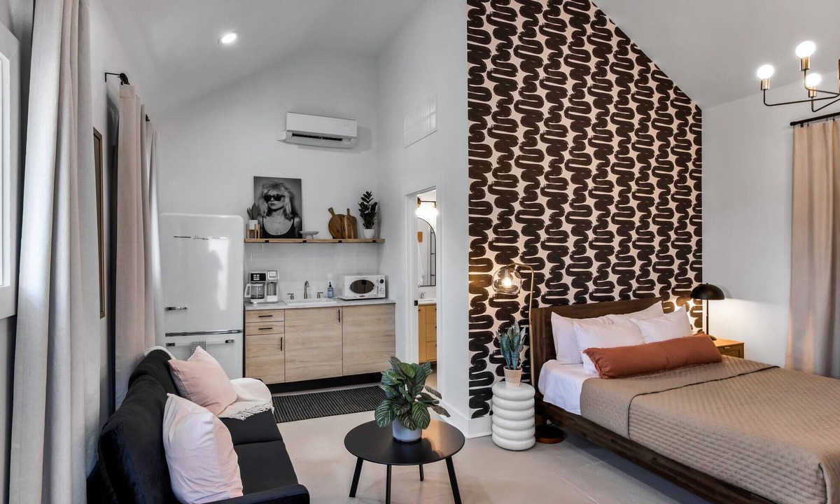 Historic Edgefield Apartment | The Woodland Carriage House - 10 Mins from Downtown