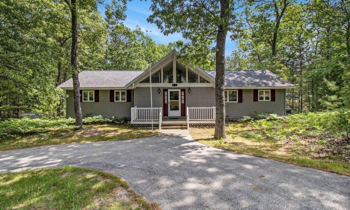 Pentwater House | The Wright Oasis: Beautiful 4 BR, 3 BA Pentwater home in Duna Vista Association!