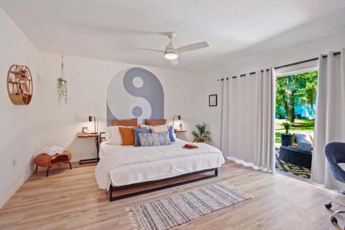 Gainesville House | The YinYang - King Bed , Workspace , Full Kitchen