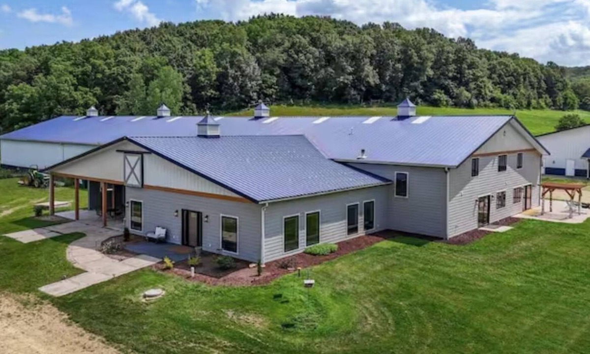 Spring Green House | The Zoo Barn! Pool, Hot Tub, Bball/Pkbl, Theater