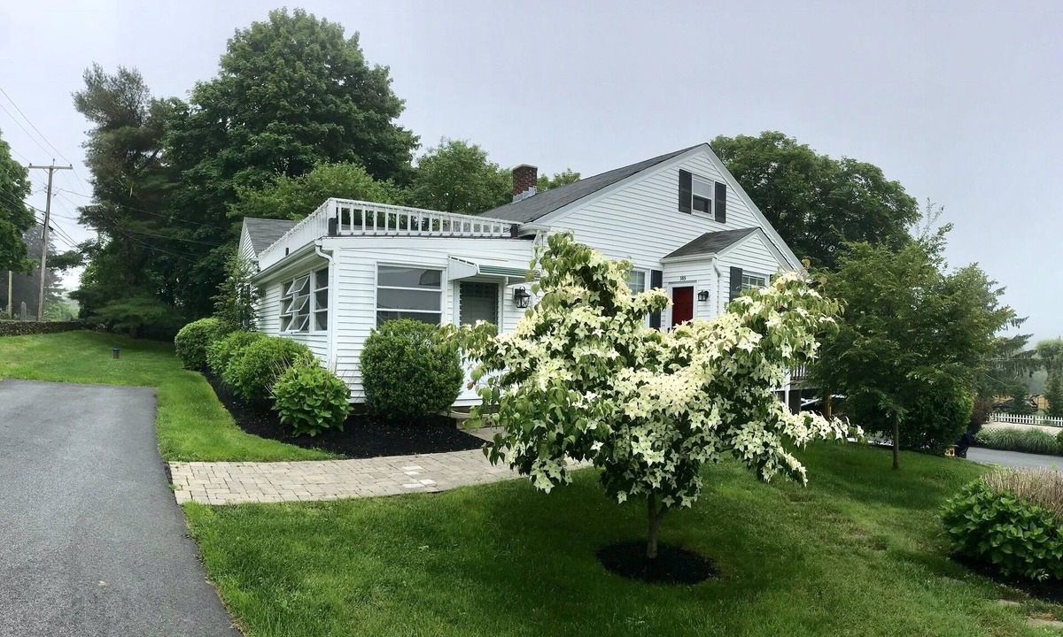 Middletown House | Third Beach Coastal Retreat - Pet-Friendly – 3Bdr-4Bed - 5min Walk to Beach