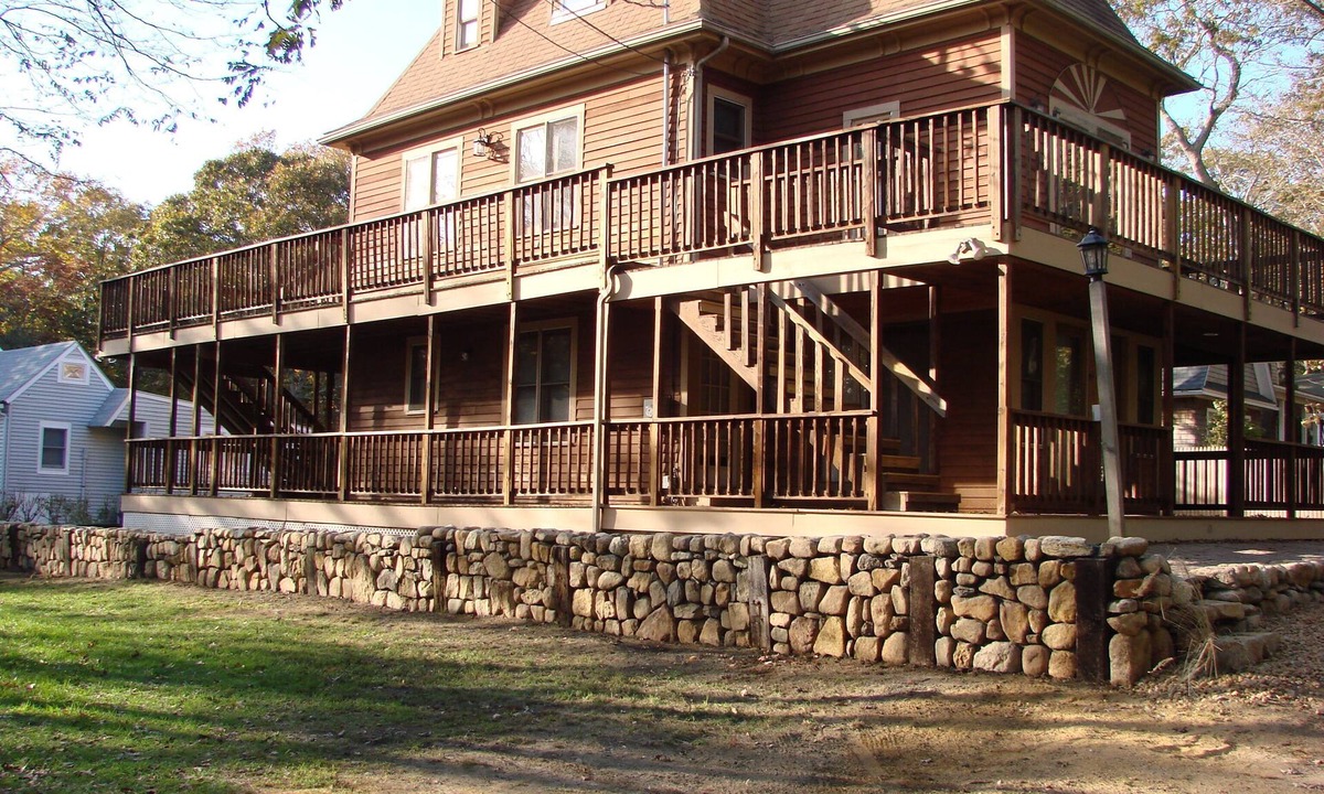 East Chop Apartment | Third Floor 3BR Chimney Suite + Deck Access + Walk to Beach +Washer/Dryer