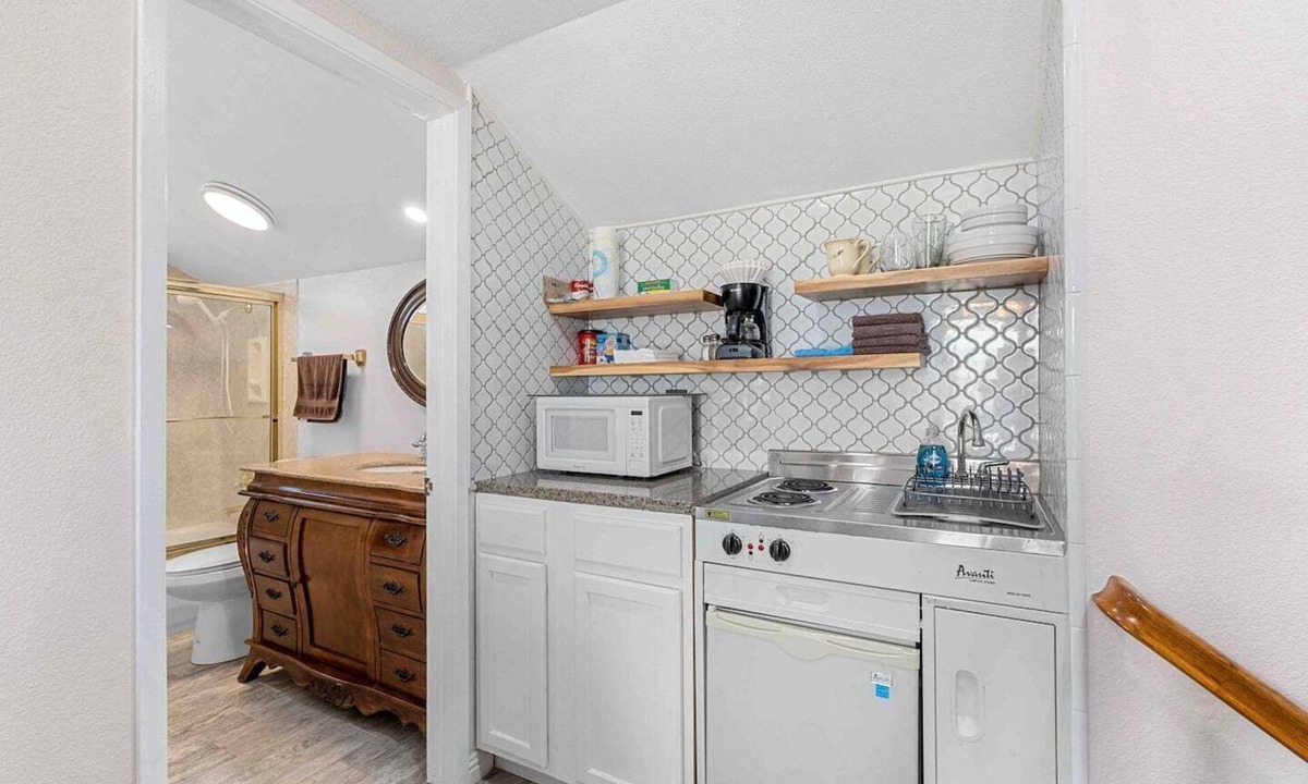 Corona Apartment | This 2 bedroom suite is perfect for professionals or relocating travelers.