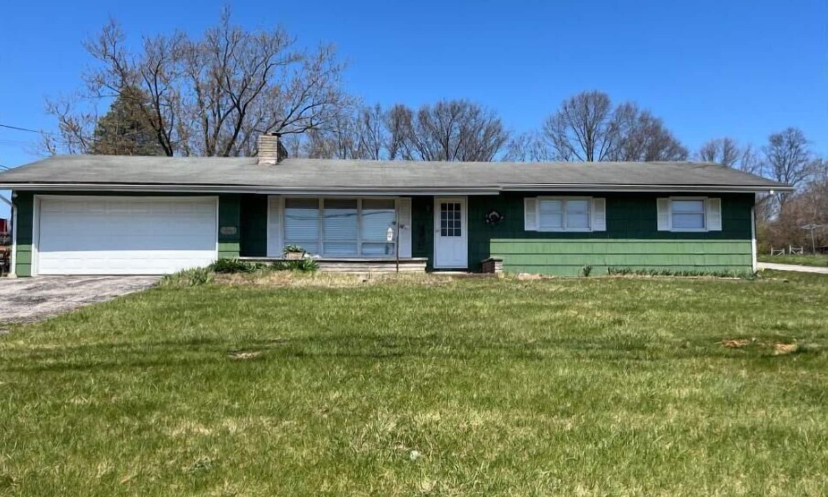 Bloomington House | This 3 bedroom 2 bathroom home is 2.1 miles away from IU’s Memorial Stadium