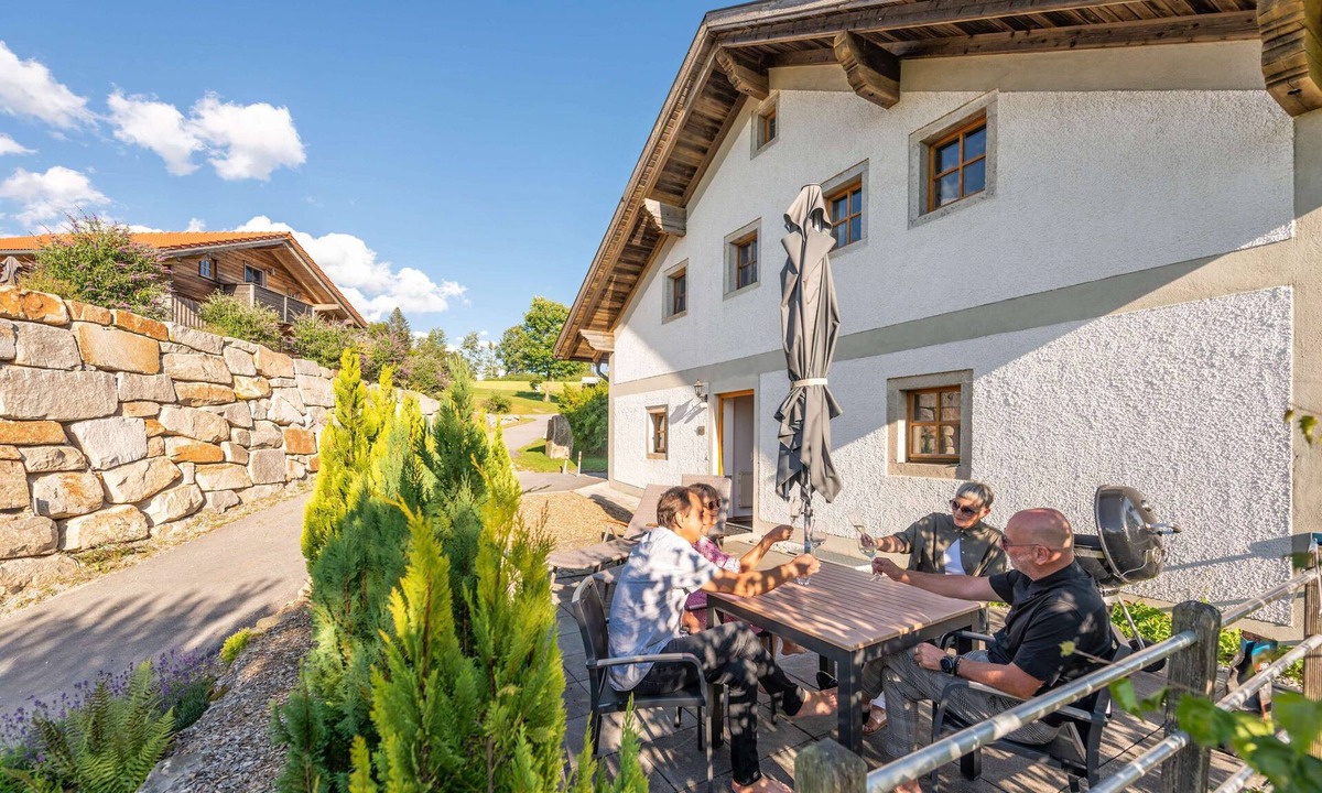 Breitenberg Apartment | This 75 square meter vacation apartment on a country estate on the Dreisesselberg in the Bavarian Forest is your perfect retreat. 2 bedrooms, 1 living room, 1 fully equipped kitchen and a bathroom with shower/WC ensure relaxation. The large granite.