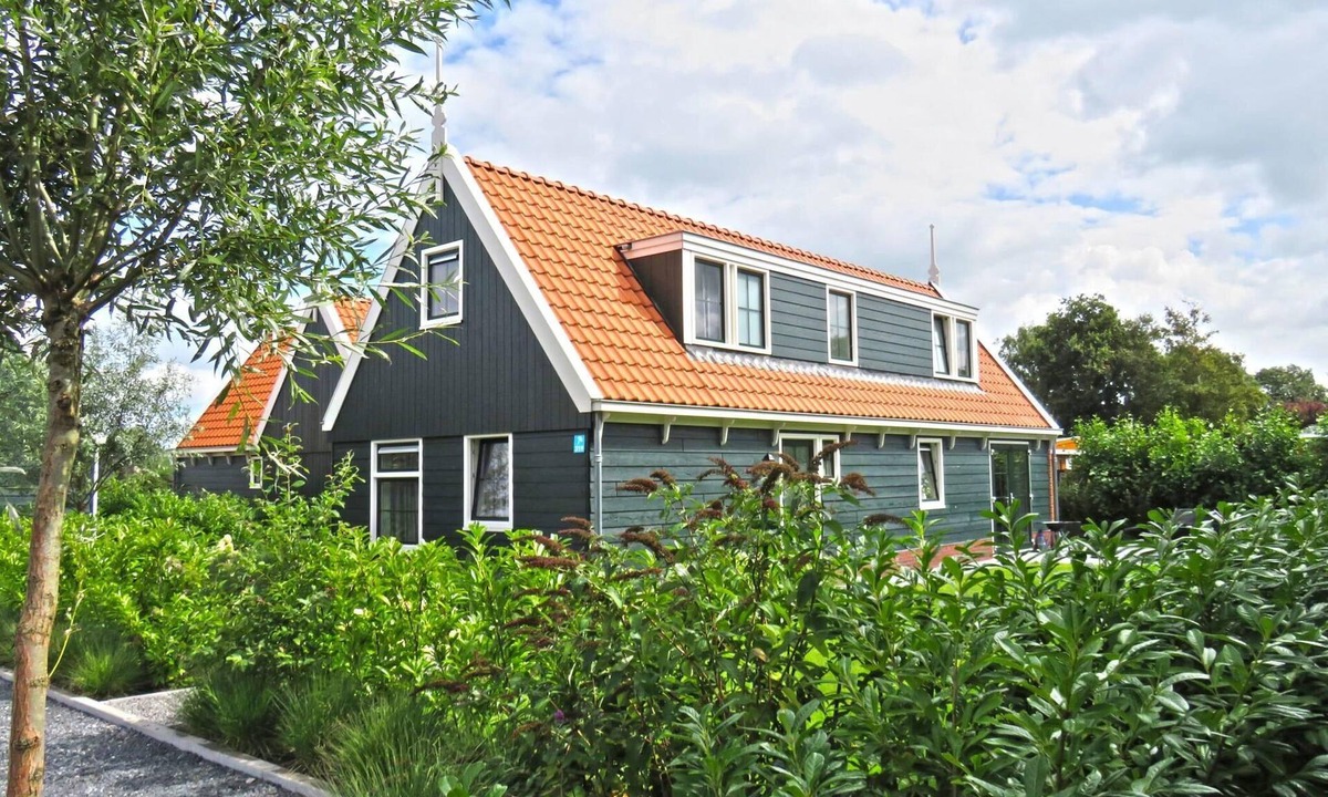 West-Graftdijk House | This atmospheric villa is built in a North Holland style and offers plenty of space to relax together and enjoy your holiday. Its location in the green polder landscape creates a sense of peace and connection with nature.
