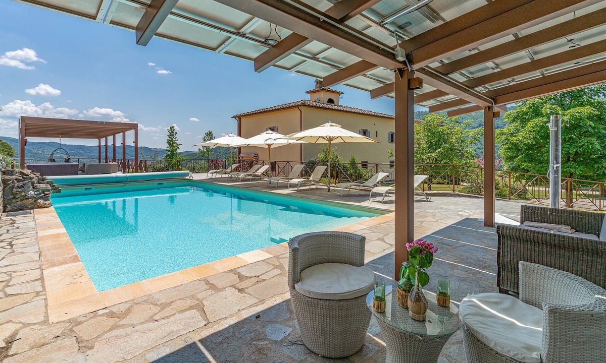 Subbiano House | This beautiful and characteristic villa with outbuildings is the ideal solution for your vacation in