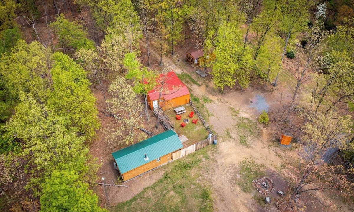 Berkeley Springs Cabin | This cabin is a 5 bedroom(s), 3 bathrooms, located in Berkeley Springs, WV.