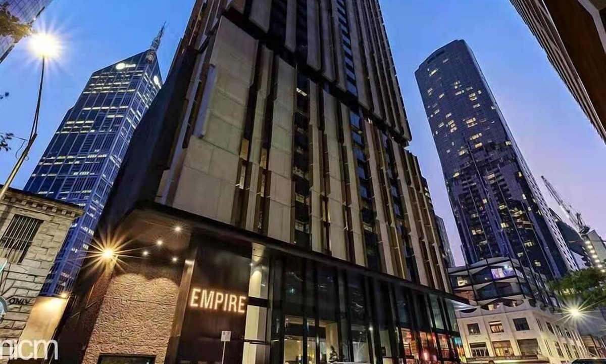 Melbourne Central Business District Apartment | This centrally located apartment offers unmatched convenience in the heart of Melbourne. Just a short walk to Melbourne Central Shopping Mall, Queen Victoria Market, and RMIT University, everything you need is right at your doorstep.