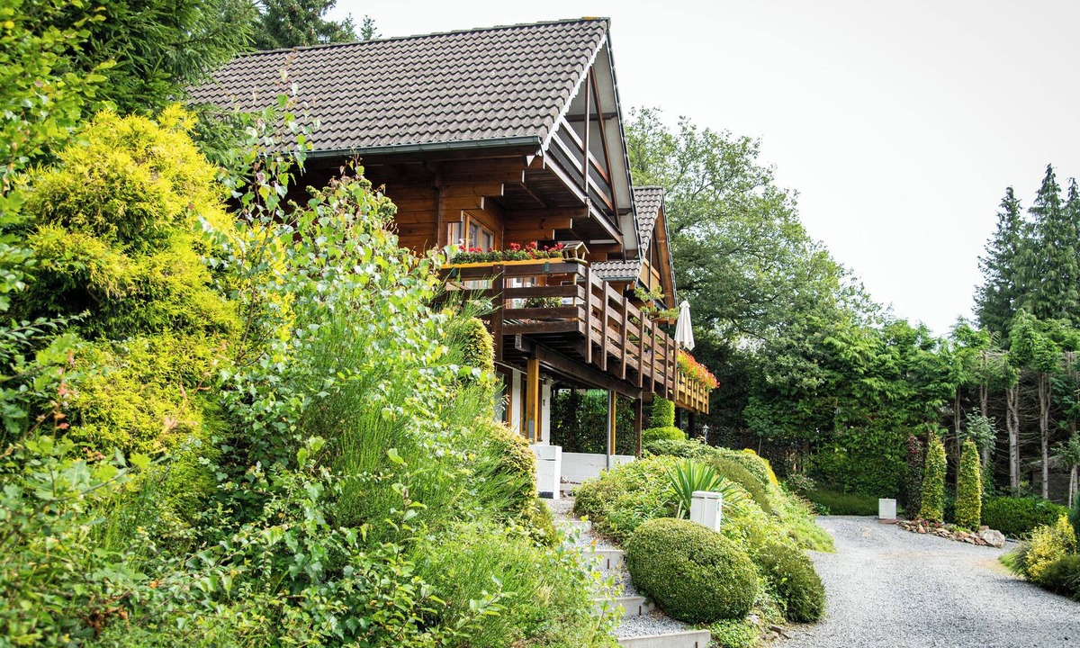 Bournoufay House | This charming two-story wooden Finnish chalet accommodates up to 5 people in two bedrooms for a cozy retreat in the heart of the Ardennes.